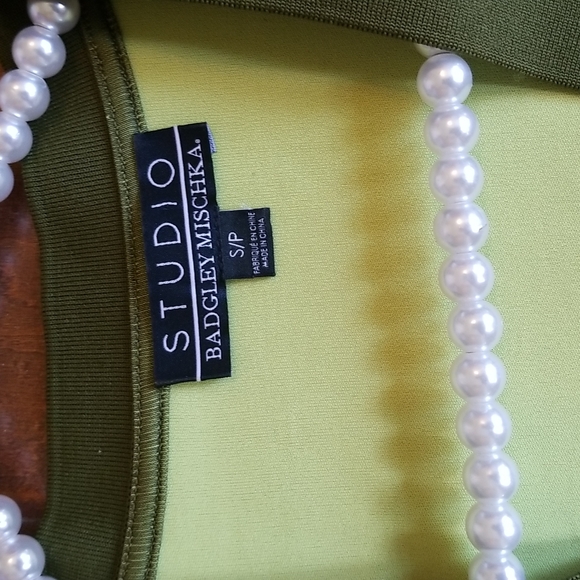 Badgley Mischka Green V-Neck Sleeveless Shirt - Picture 7 of 11